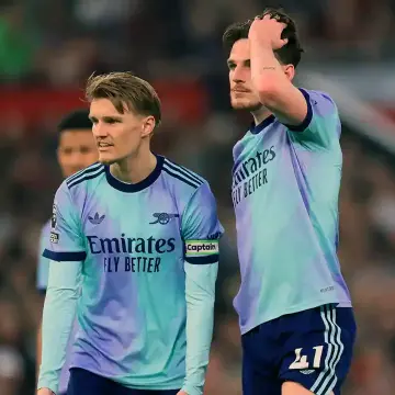 Arsenal's hopes of securing the Premier League title suffered another setback as they were held to a draw by Manchester United.