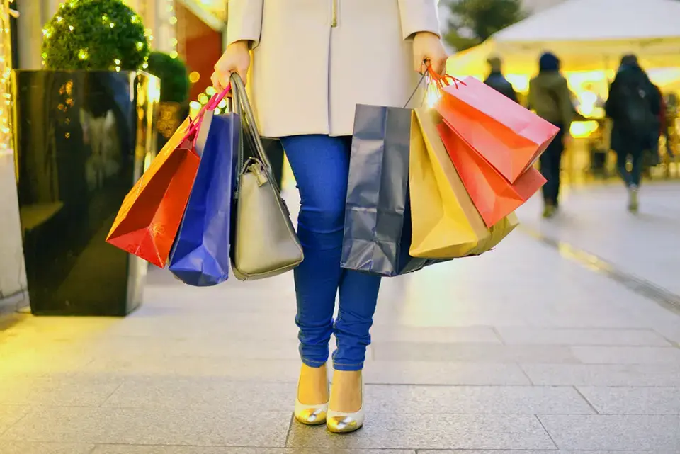 Keep Your Wallet Happy: Simple Ways to Avoid Overspending During the Holidays.
